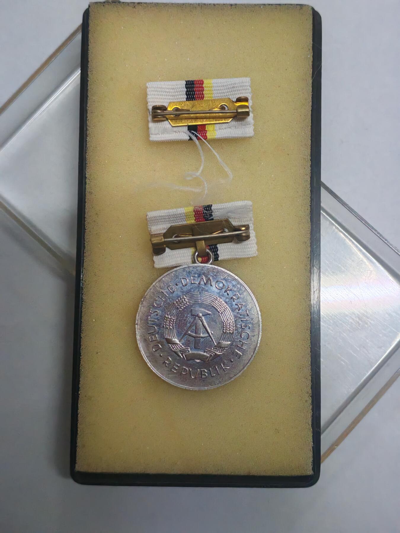 韵星假日拍卖第三十二期 -- Rimey Holidays Auction 32 民主德国银级西奥多纽贝尔奖章 带原盒略