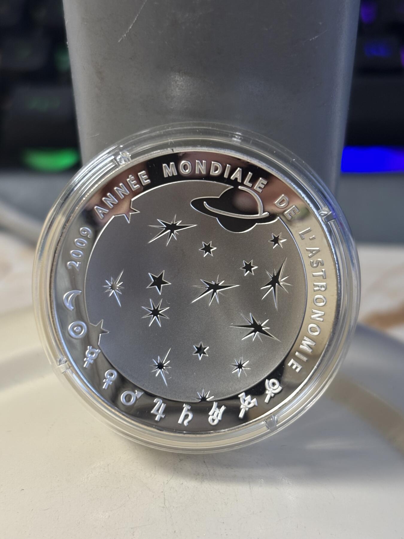 第186期拍卖 法国2009年国际天文年登月40周年凹凸异形纪念银币，900银，22.2克，币有氧化，发行10000枚，