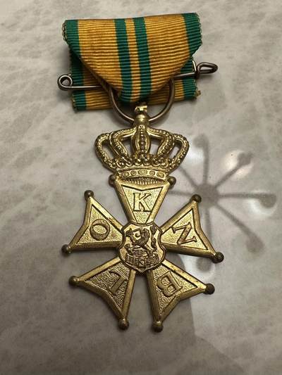 蒂克钱币-第52场 日本勋章徽章 专场 - 这是荷兰1959年后版奈梅亨四天行军十字勋章（带皇冠款），由荷兰皇家体育教育联盟（KNBLO）颁发，用于表彰完成2次奈梅亨四天行军活动的参与者，是荷兰官方认可的皇家装饰奖章。