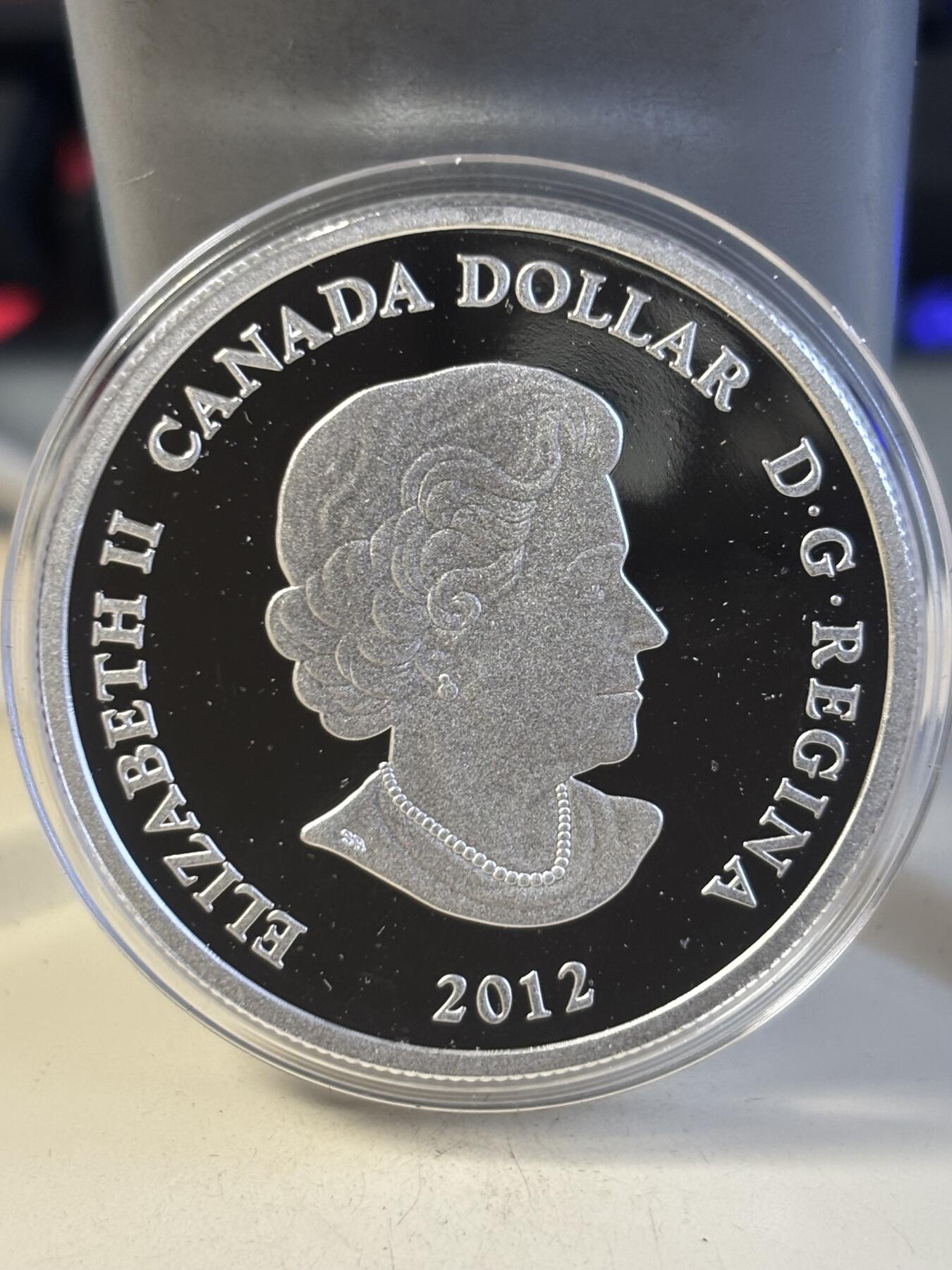 第186期拍卖 加拿大2012彩印潜水鸟标志性加元发行25周年1盎司银币，9999银，发行10000枚