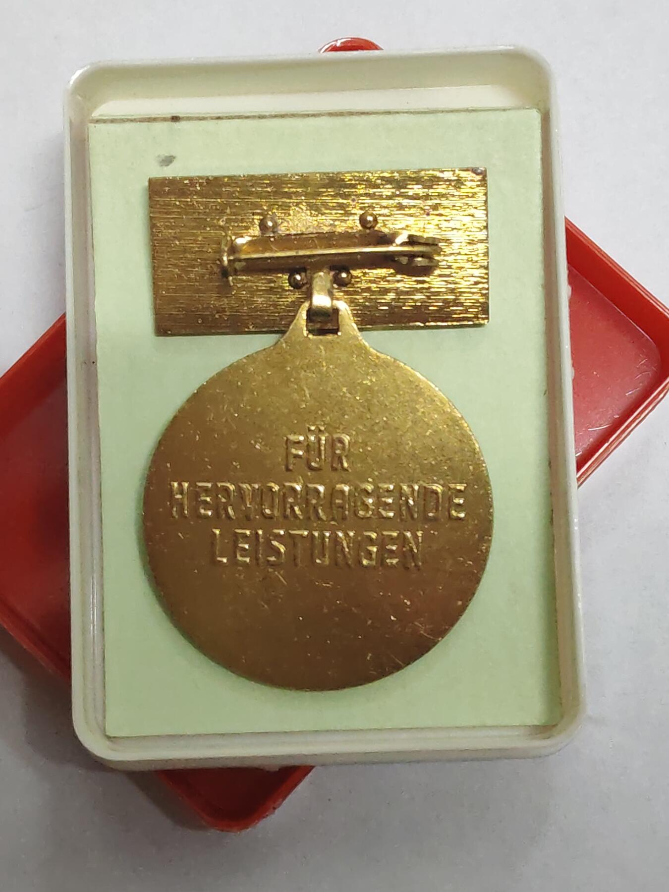 韵星假日拍卖第三十二期 -- Rimey Holidays Auction 32 民主德国fdj青年团荣誉成员奖章 带原盒 个头很大 青年团的少见种类