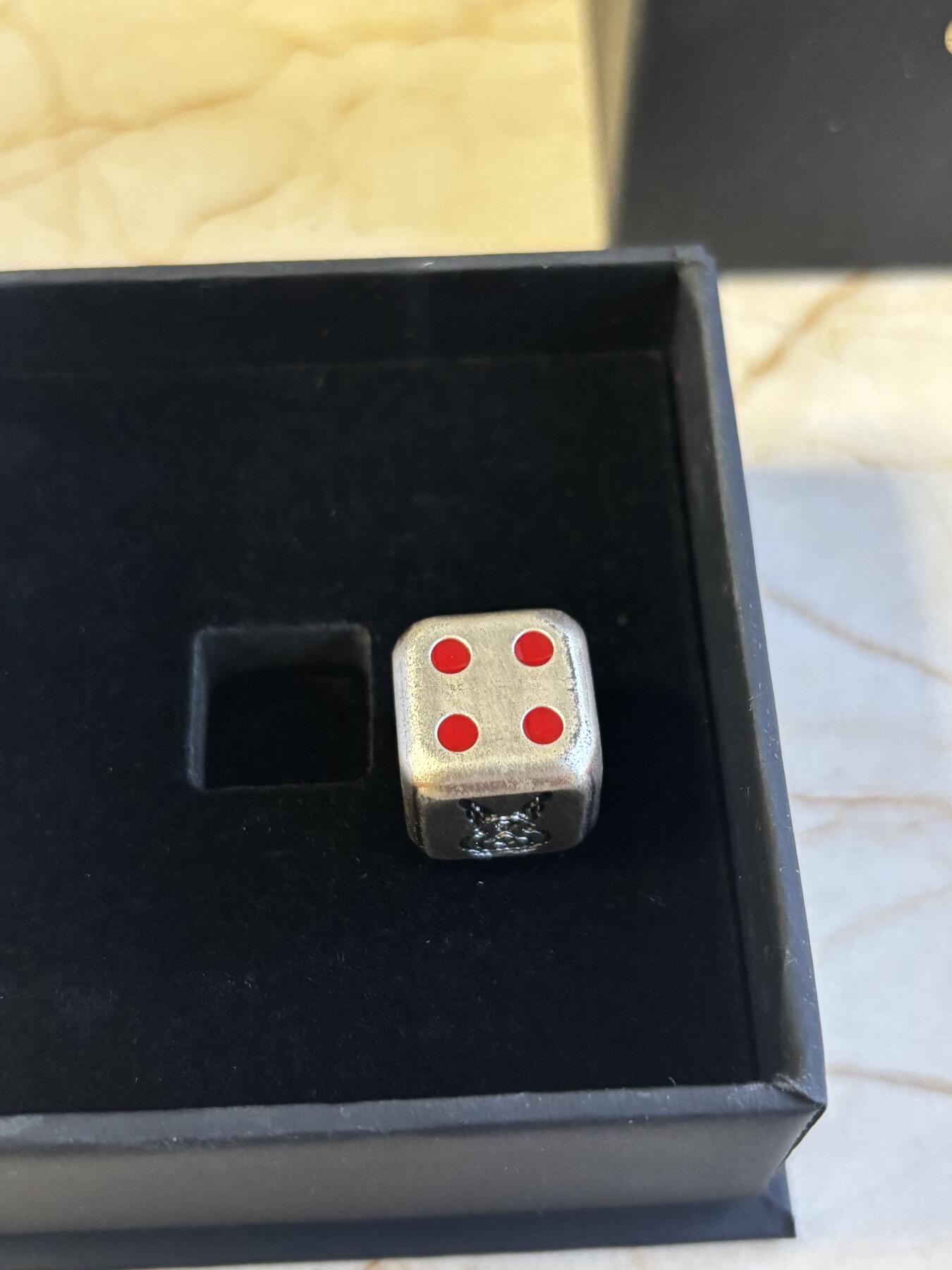 第186期拍卖 斐济2023年兔年骰子1盎司异形纪念银币，999银，发行888枚,有氧化，