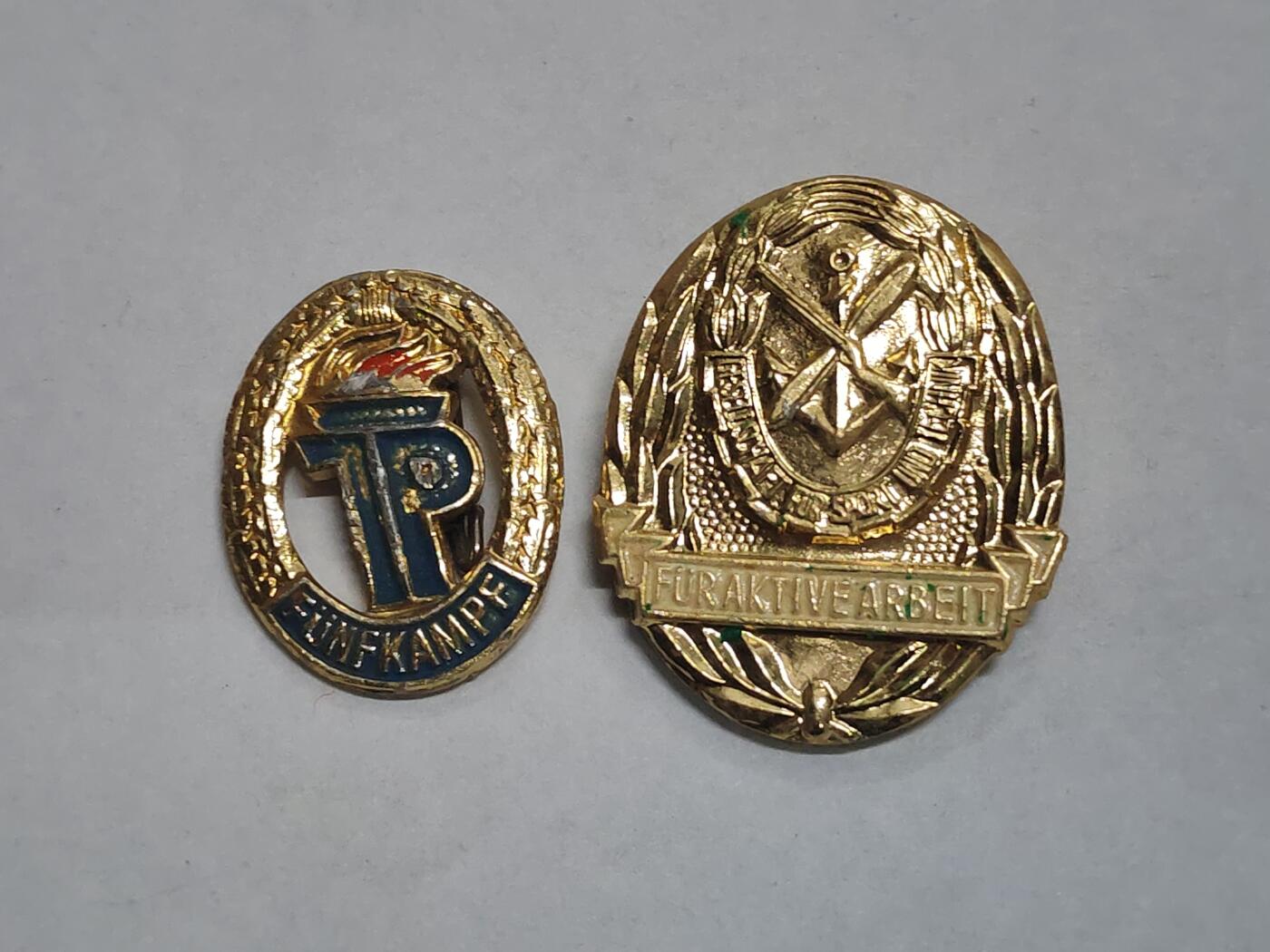 韵星假日拍卖第三十二期 -- Rimey Holidays Auction 32 民主德国体育技能证章与台尔曼青年团证章一组