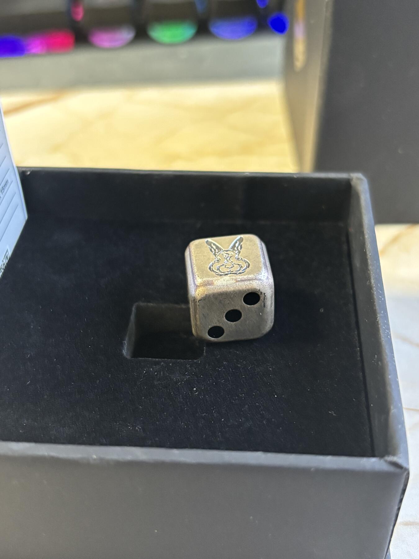 第186期拍卖 斐济2023年兔年骰子1盎司异形纪念银币，999银，发行888枚,有氧化，