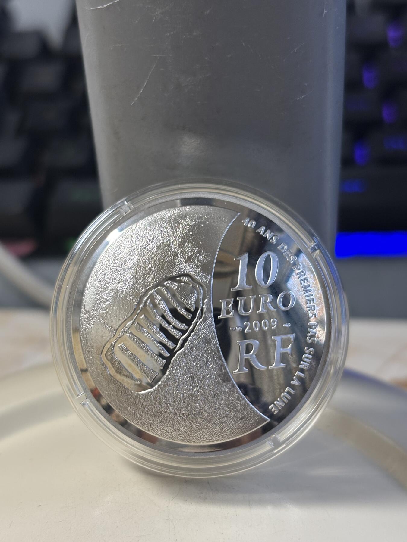 第186期拍卖 法国2009年国际天文年登月40周年凹凸异形纪念银币，900银，22.2克，币有氧化，发行10000枚，