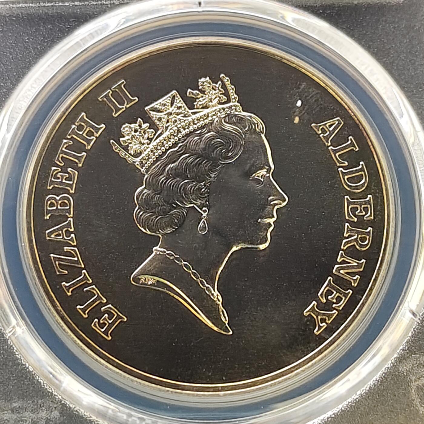 【全场包邮】纯粹捡漏拍487场（免费代拍第24场） 【收藏级·冠军分】奥尔德尼1996年5镑伊丽莎白二世女王70大寿克朗型纪念币-PCGS MS67