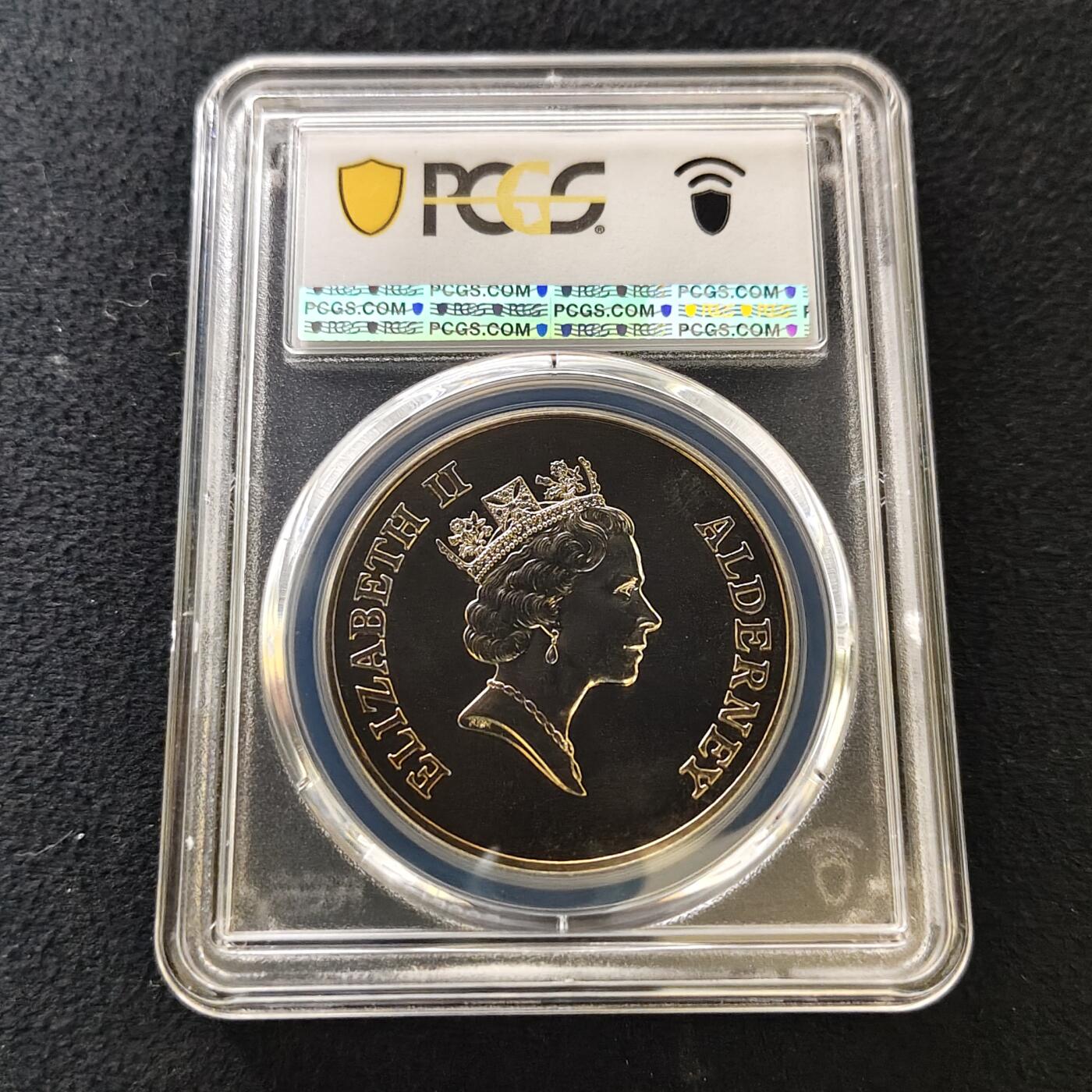 【全场包邮】纯粹捡漏拍487场（免费代拍第24场） 【收藏级·冠军分】奥尔德尼1996年5镑伊丽莎白二世女王70大寿克朗型纪念币-PCGS MS67