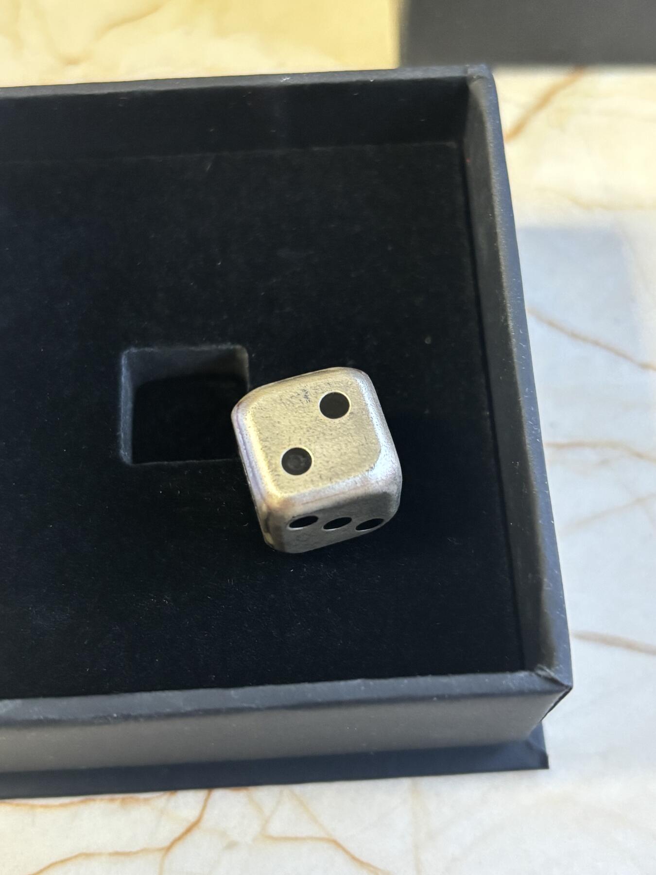 第186期拍卖 斐济2023年兔年骰子1盎司异形纪念银币，999银，发行888枚,有氧化，