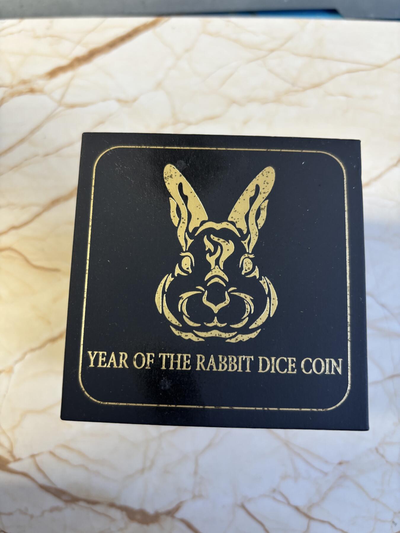 第186期拍卖 斐济2023年兔年骰子1盎司异形纪念银币，999银，发行888枚,有氧化，