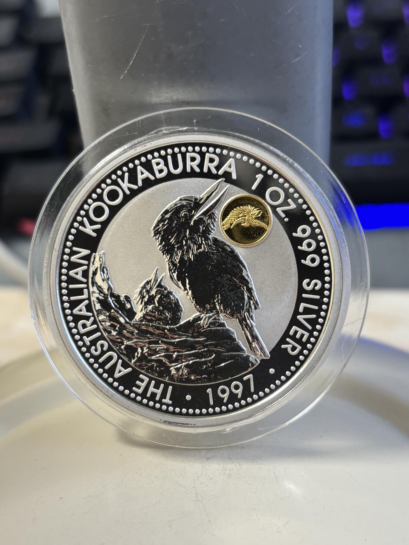 第186期拍卖 澳大利亚1997年翠鸟镶嵌0.5克黄金龙私印1盎司纪念银币原盒证书，999银。