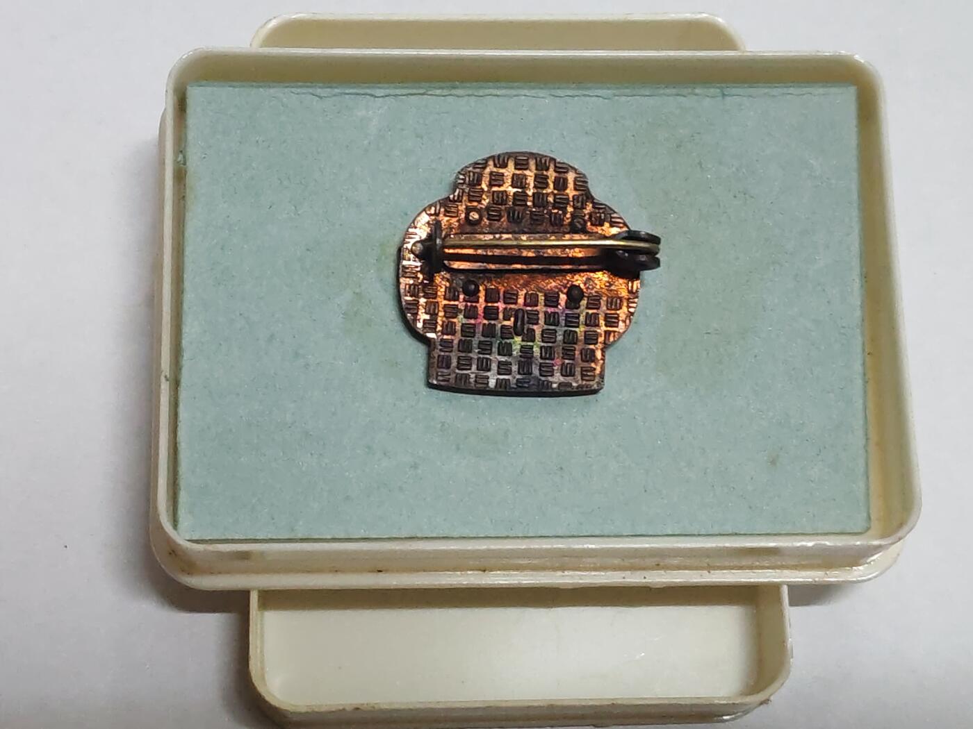 韵星假日拍卖第三十二期 -- Rimey Holidays Auction 32 民主德国为社会军事教育方面贡献证章 带原盒 库存品相 非常少见