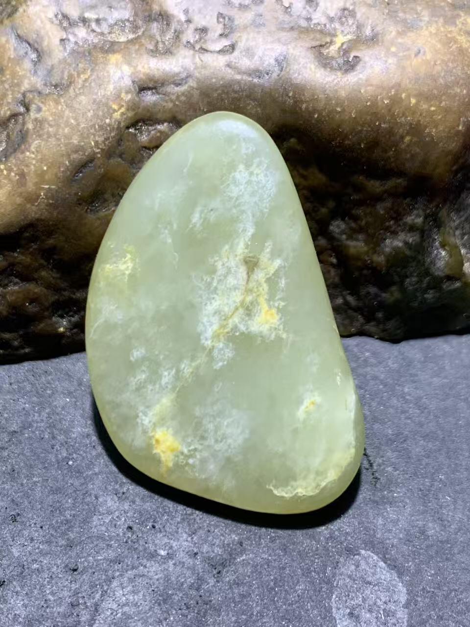 精美和田玉青白玉小独籽原石一颗