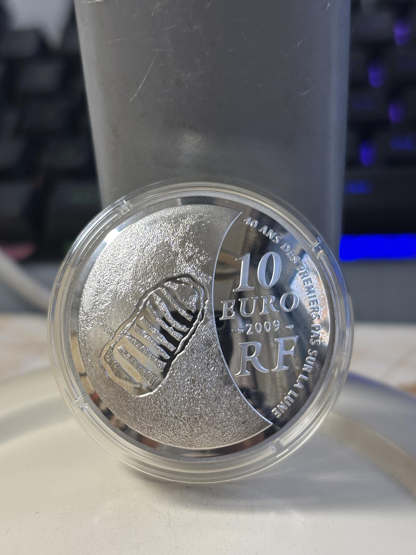 第186期拍卖 法国2009年国际天文年登月40周年凹凸异形纪念银币，900银，22.2克，币有氧化，发行10000枚，