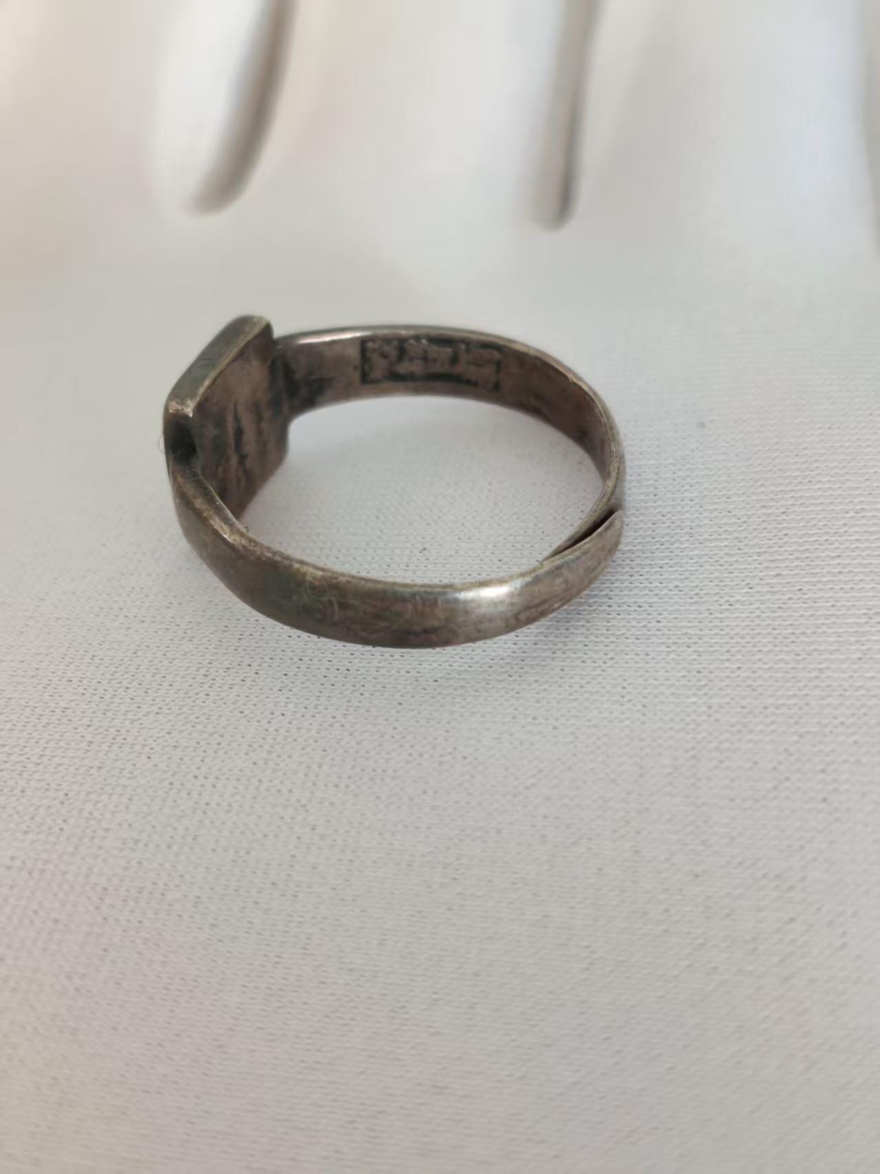 【第叁場】近代勋奖章徽章服饰杂项专场 民国黄埔军校校训银戒指