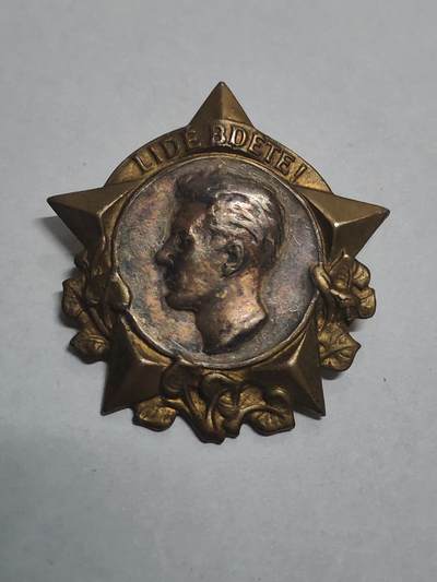 韵星假日拍卖第三十二期 -- Rimey Holidays Auction 32 - 捷克斯洛伐克尤利乌斯 福契克奖章 50-60年代版本，颁发给参加反法西斯战争的人士，纪念著名的被nazi德国处死的尤利乌斯 福契克