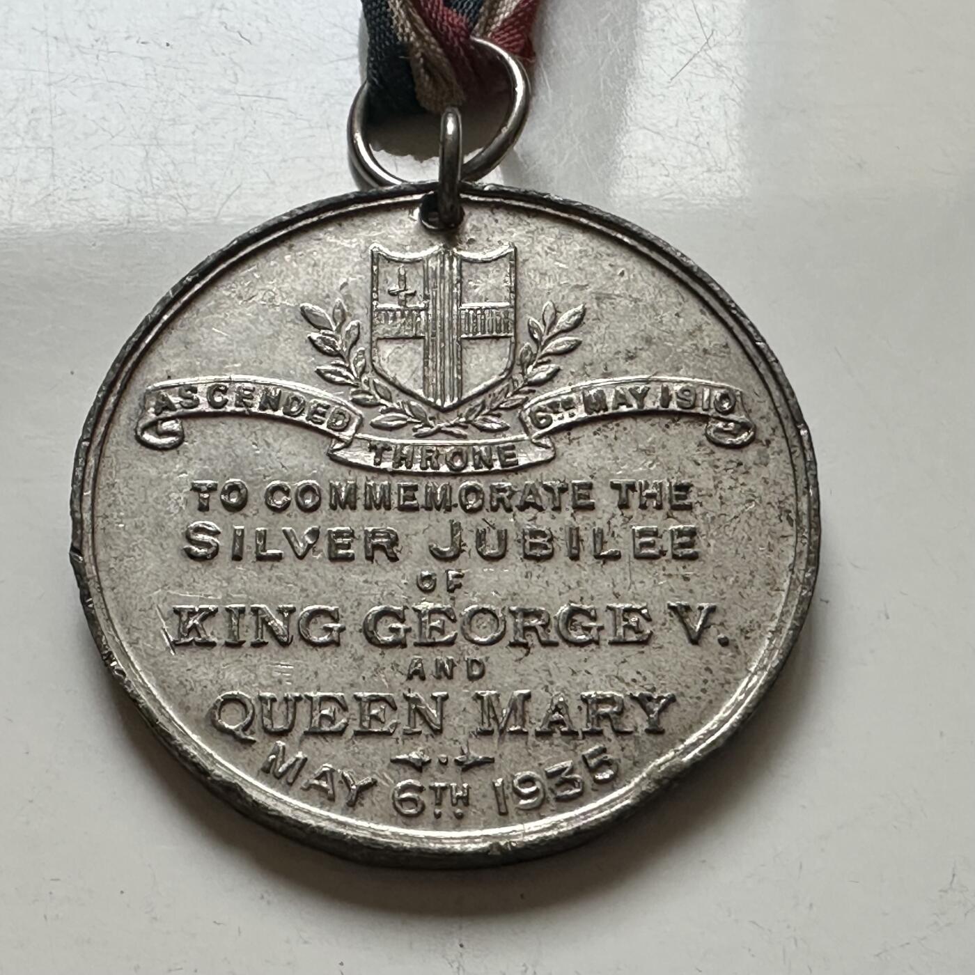 🌹外币初藏🌹🐯2025年第141场  每周二四六晚8️⃣点 接代拍 英国1935年乔治五世银禧纪念章 锡制 38.5毫米19.8克
