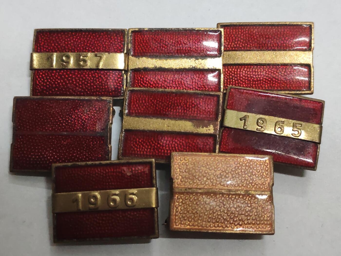 韵星假日拍卖第三十二期 -- Rimey Holidays Auction 32 民主德国七年计划劳动模范奖章章头一组