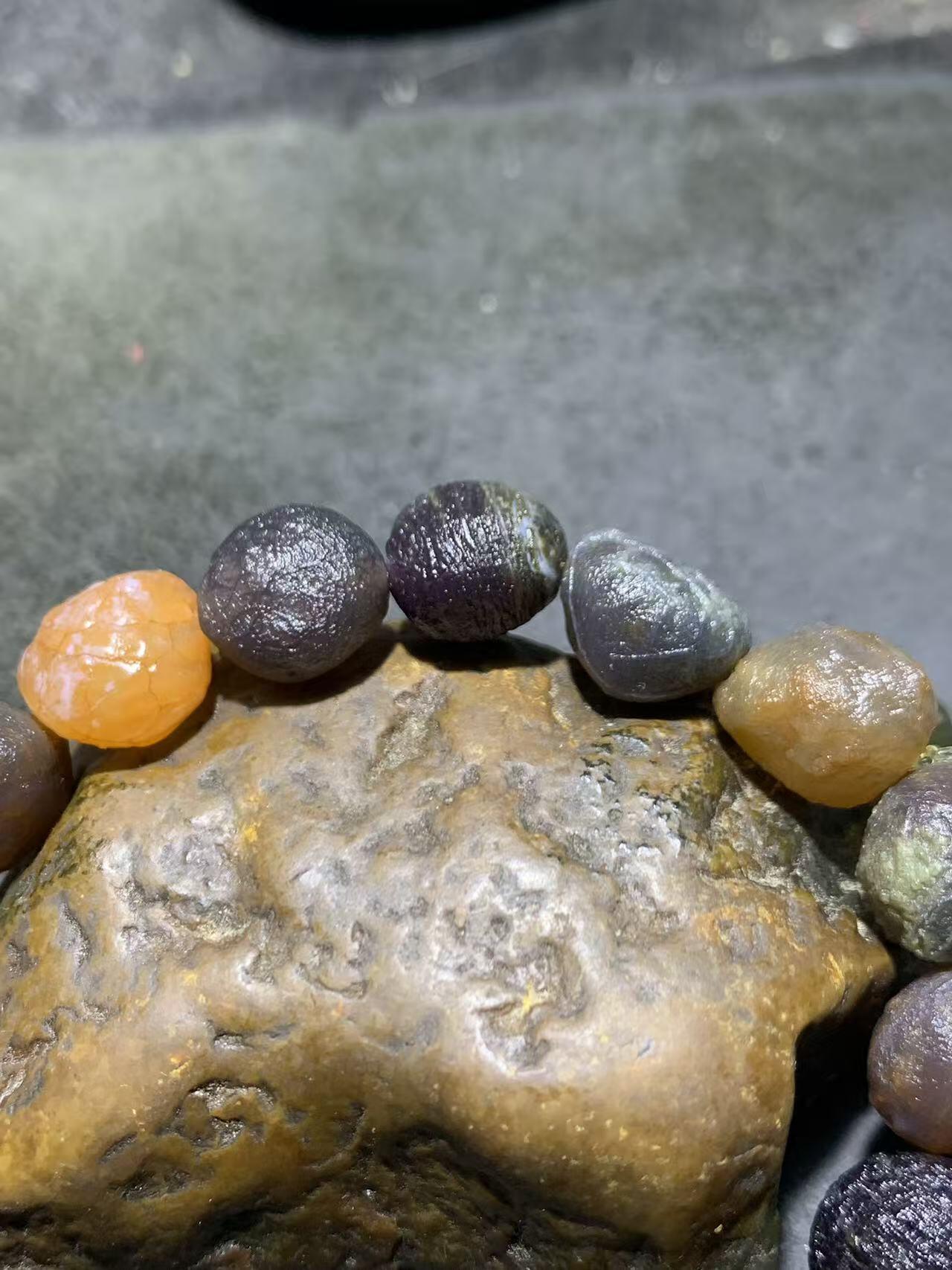 精美阿拉善紫罗兰系多宝筋脉石原石手串一条