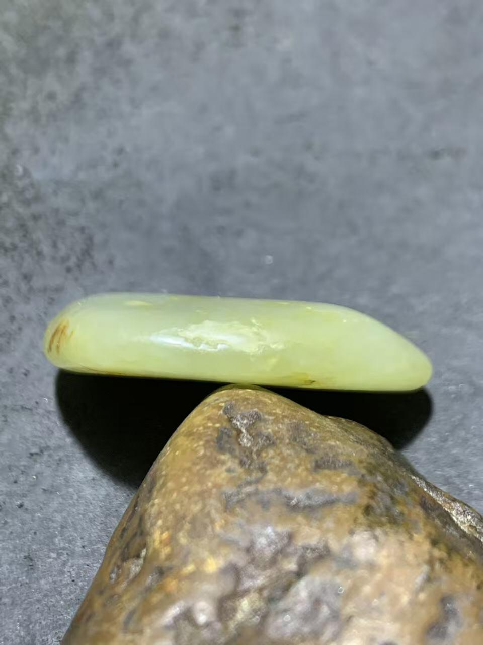 精美和田玉青白玉小独籽原石一颗