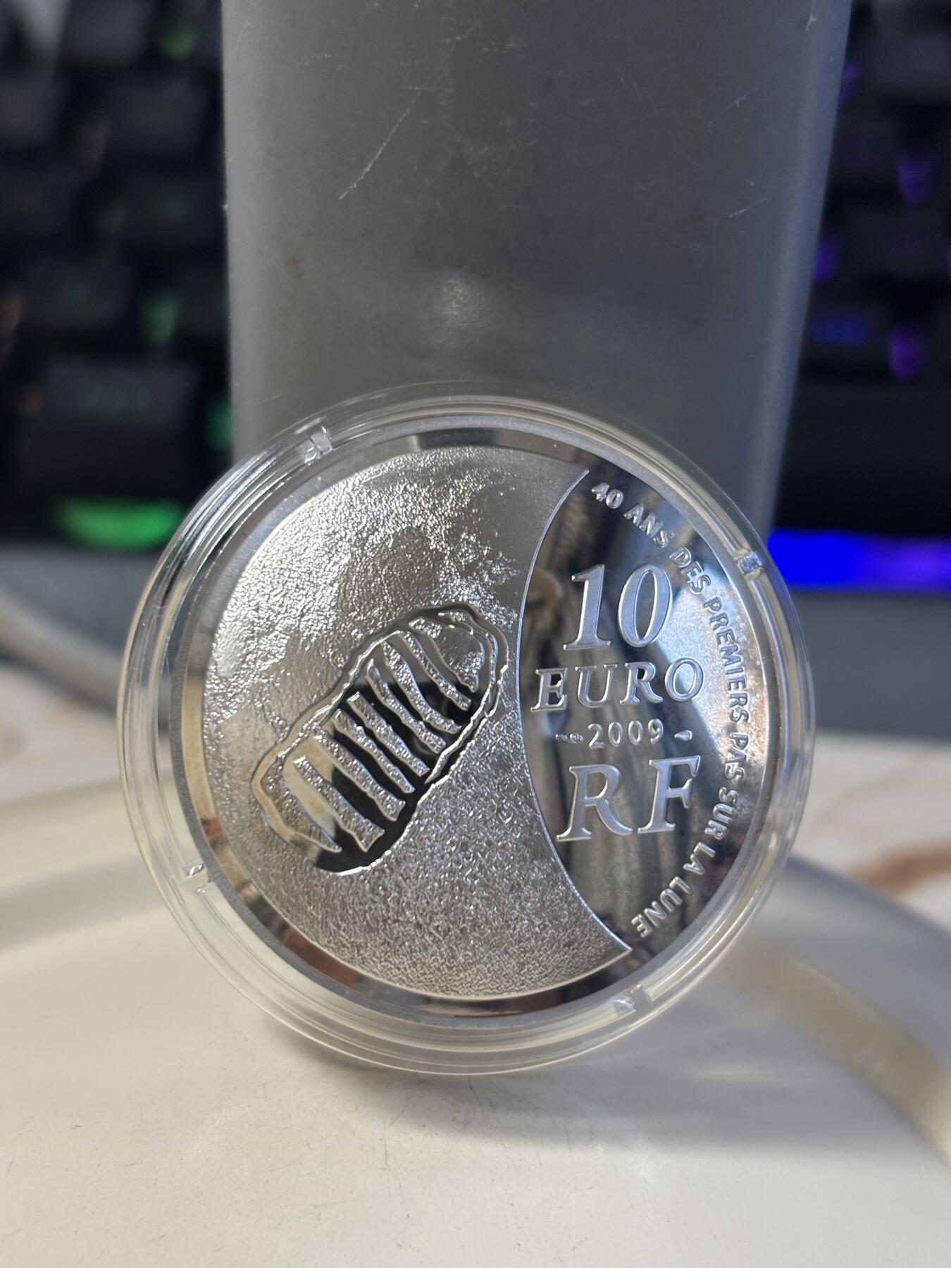 第186期拍卖 法国2009年国际天文年登月40周年凹凸异形纪念银币，900银，22.2克，币有氧化，发行10000枚，