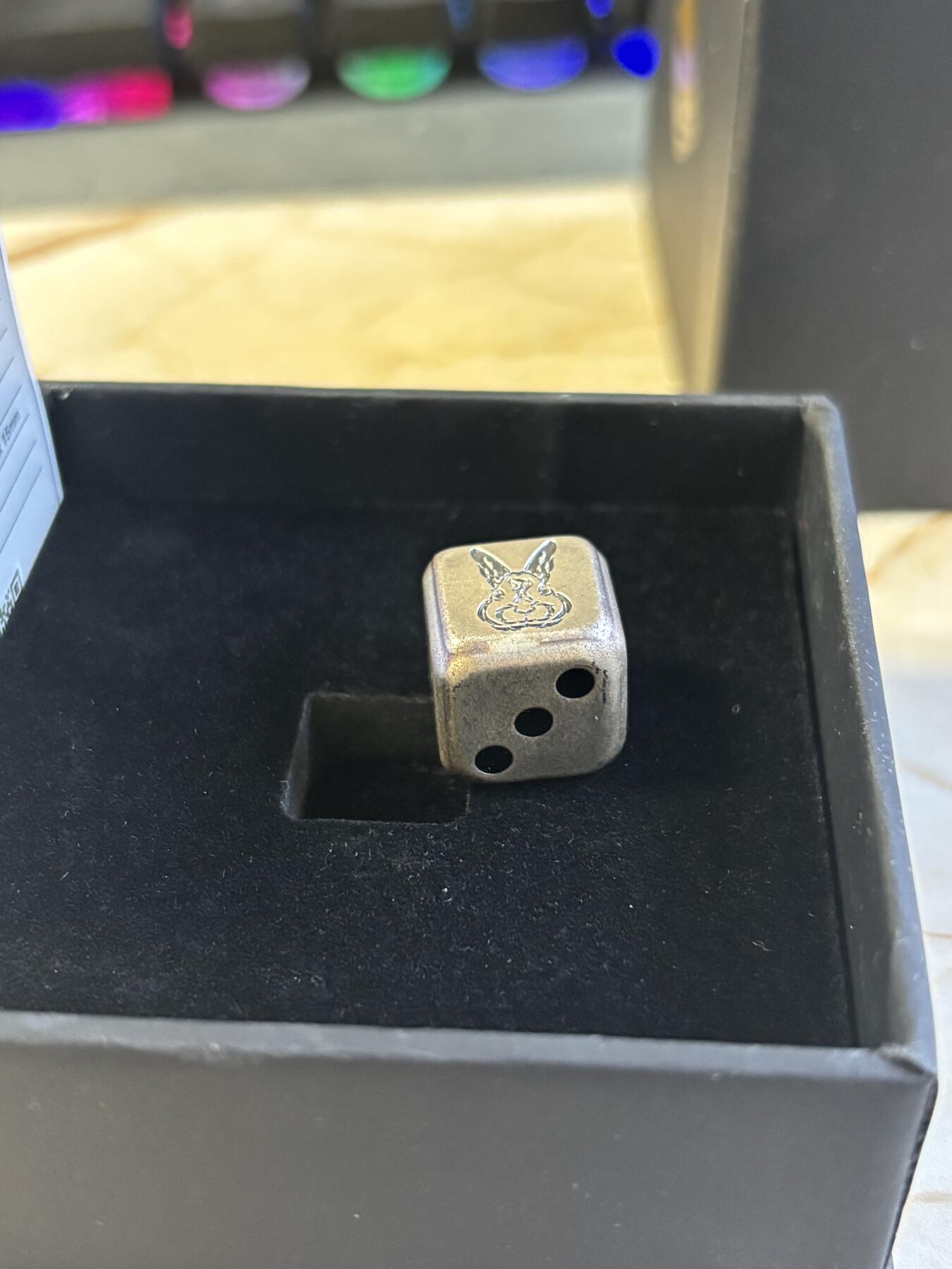 第186期拍卖 斐济2023年兔年骰子1盎司异形纪念银币，999银，发行888枚,有氧化，