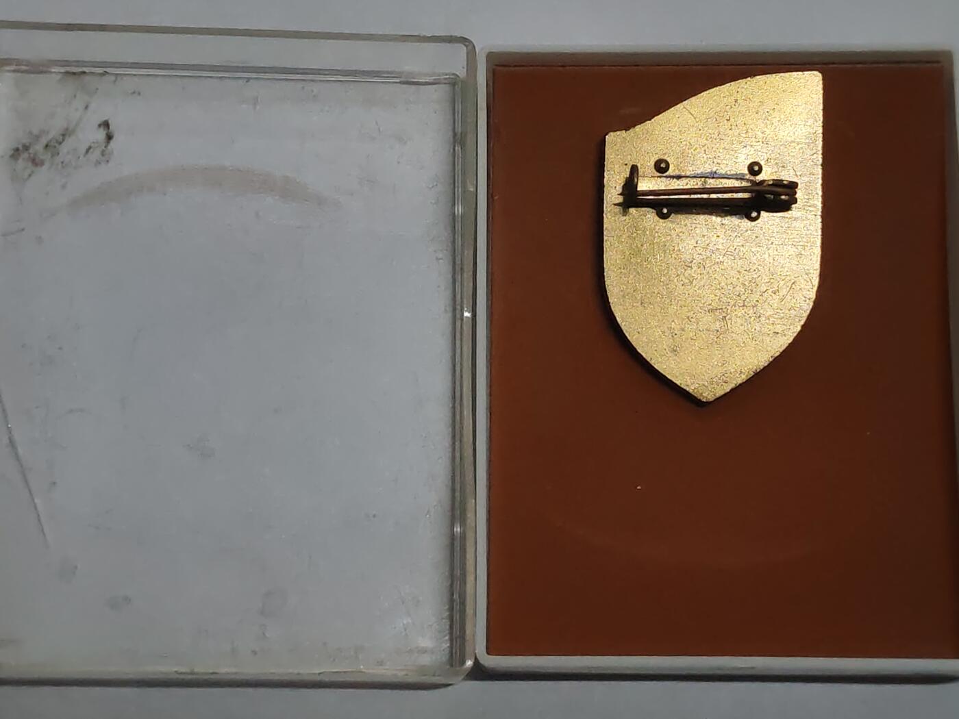 韵星假日拍卖第三十二期 -- Rimey Holidays Auction 32 民主德国史塔西三十五年证章带盒 少见