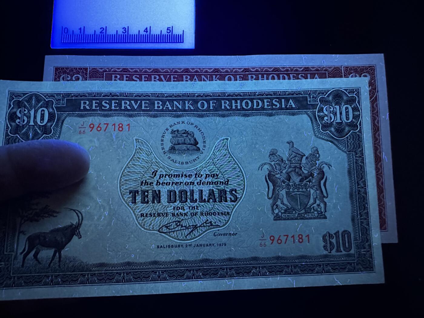 《外钞收藏家》第五百九十四期（畅拍场）（本平台长期征集拍品、欢迎藏友们联系合作） 罗得西亚2和10刀 2张一起 全新UNC