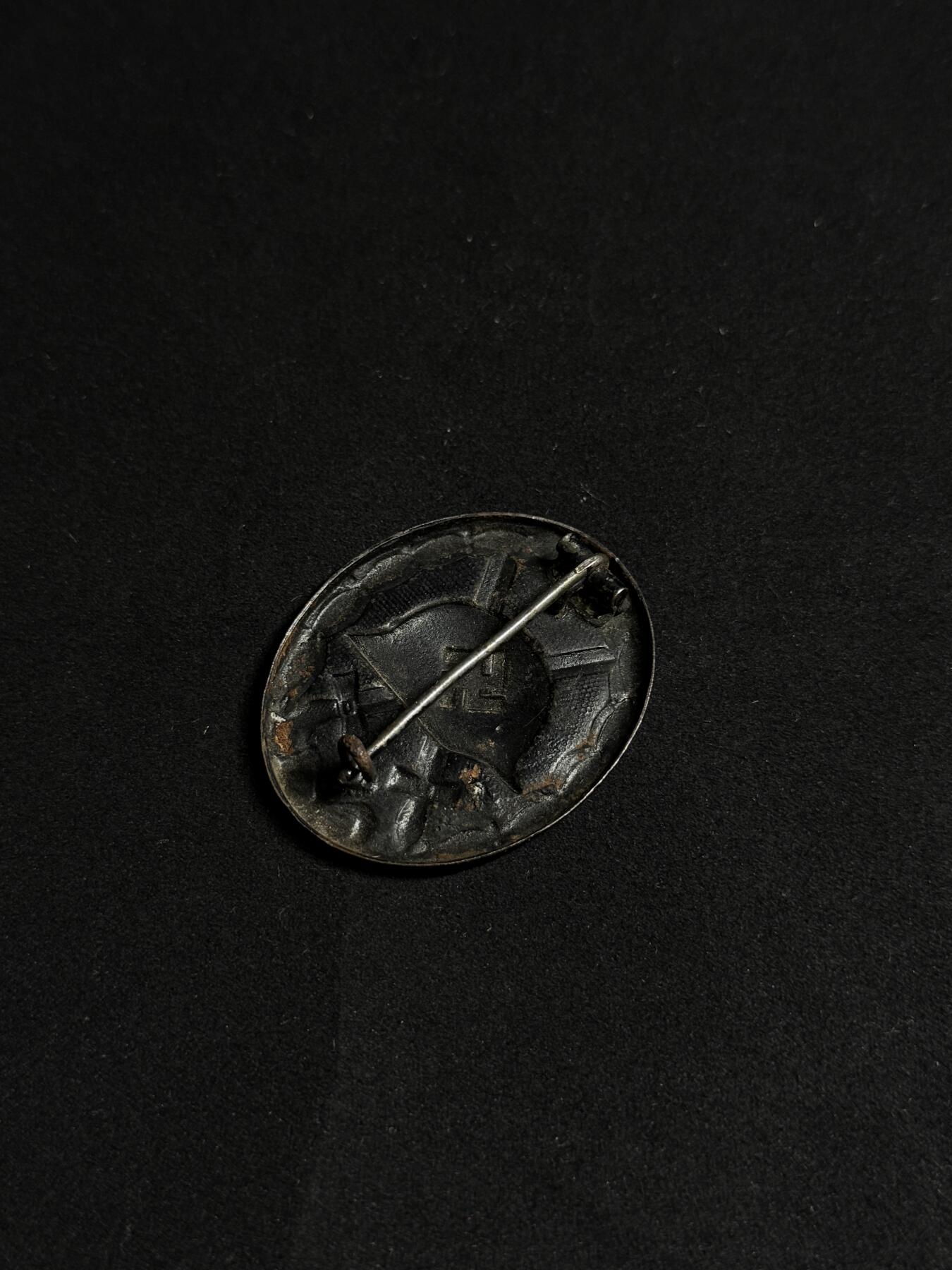 欢庆元旦！戎马世界章牌大赏第109期元旦大拍 铭记历史，珍爱和平！德国二战黑色战伤奖章，漆面有损