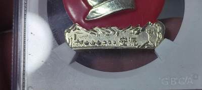 🔥🔥特价清仓🔥🔥公博评级毛主席像章，  🔥安源山图案🔥公博评级毛主席像章—文艺为工农兵服务    66分，异形章