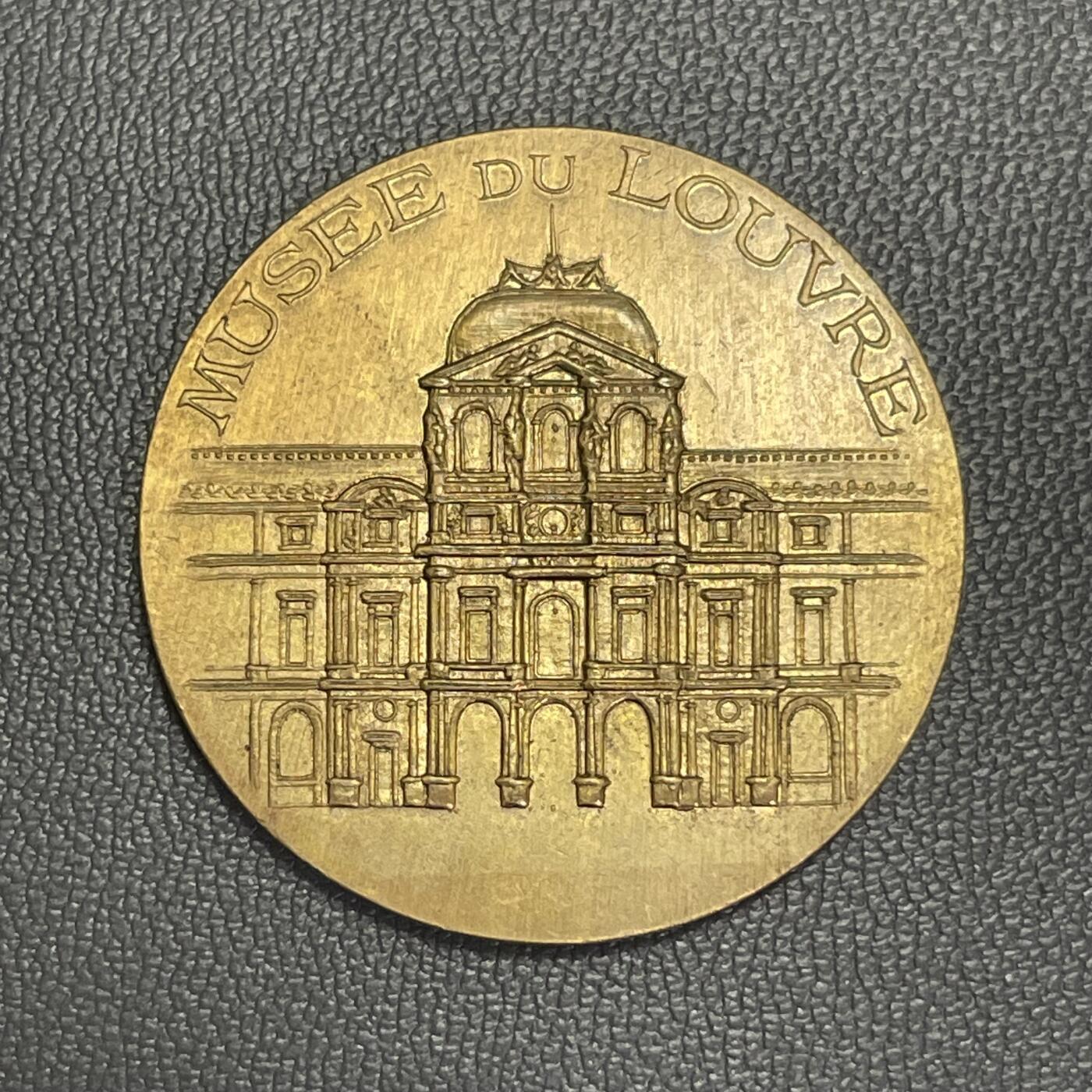 回流1215 法国卢浮宫胜利女神纪念章 正面为《萨莫色雷斯的胜利女神》卢浮宫三大镇馆之宝之一 背面为卢浮宫建筑主体