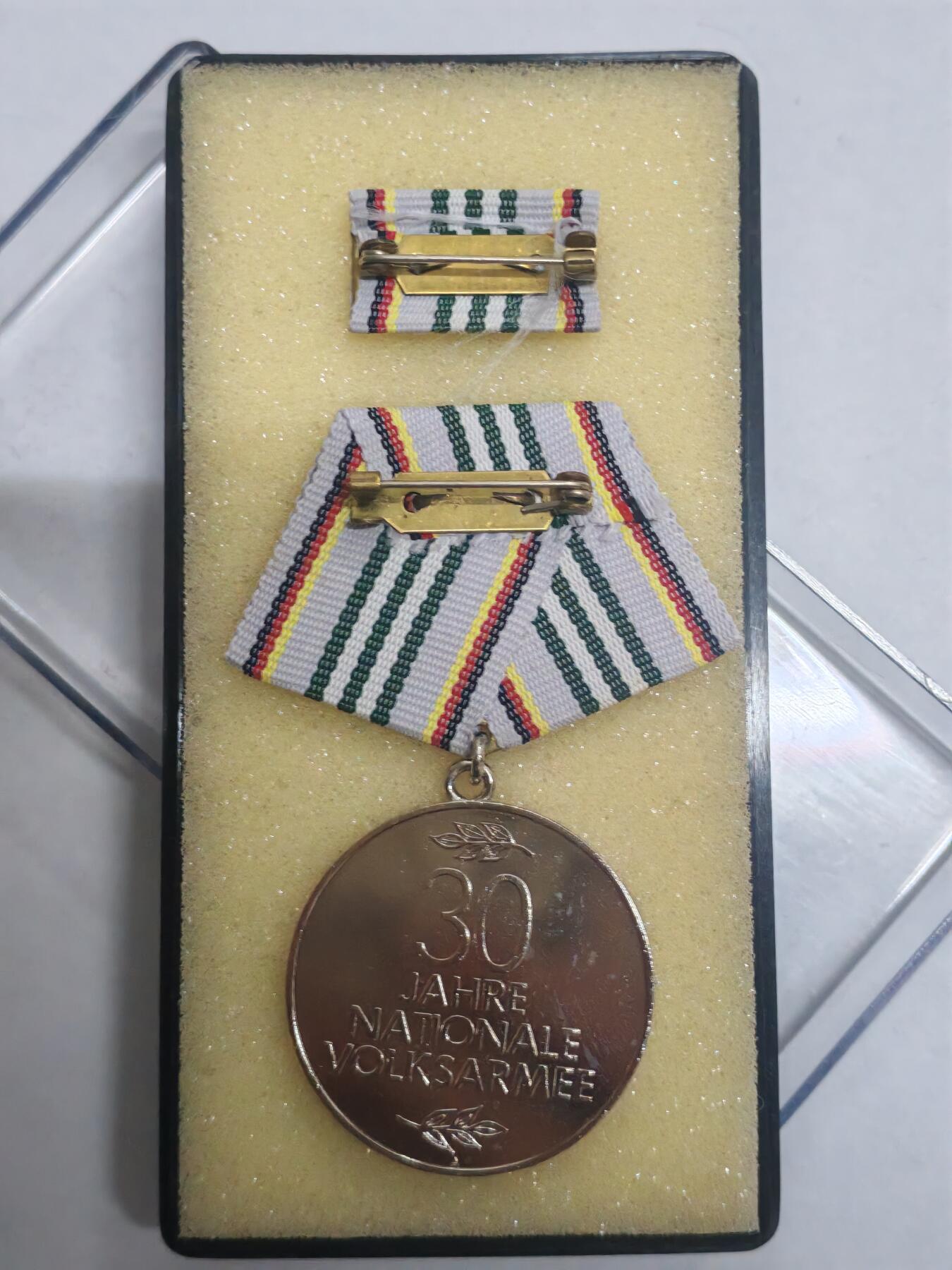 韵星假日拍卖第三十二期 -- Rimey Holidays Auction 32 民主德国人民军三十周年奖章带原盒 少见 库存品相 早期奖章颁发给人民军边防军或者其他武装力量的高资历人士