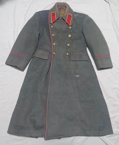 【第叁場】近代勋奖章徽章服饰杂项专场 - 鸭绿江畔 保家卫国—高级军官柞蚕丝衬 灰呢大衣 肩宽约53cm、袖长约60cm