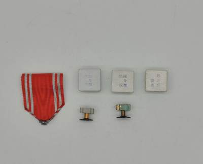 徽章旧纸专场1214 - 赤十字会员章勋布上挂及赤十字会员章花结，略等一组