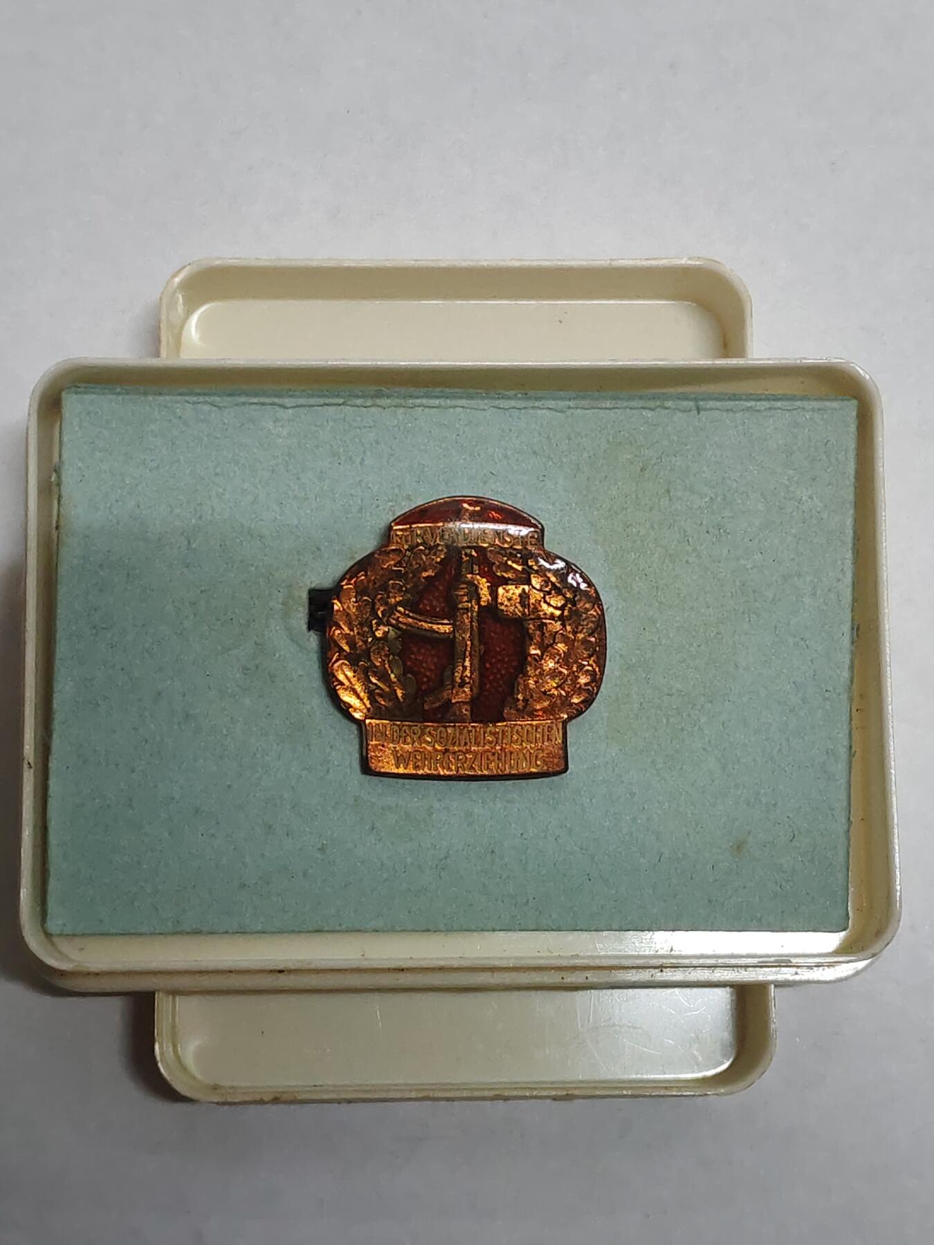 韵星假日拍卖第三十二期 -- Rimey Holidays Auction 32 民主德国为社会军事教育方面贡献证章 带原盒 库存品相 非常少见