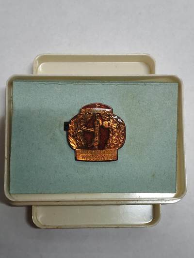 韵星假日拍卖第三十二期 -- Rimey Holidays Auction 32 - 民主德国为社会军事教育方面贡献证章 带原盒 库存品相 非常少见