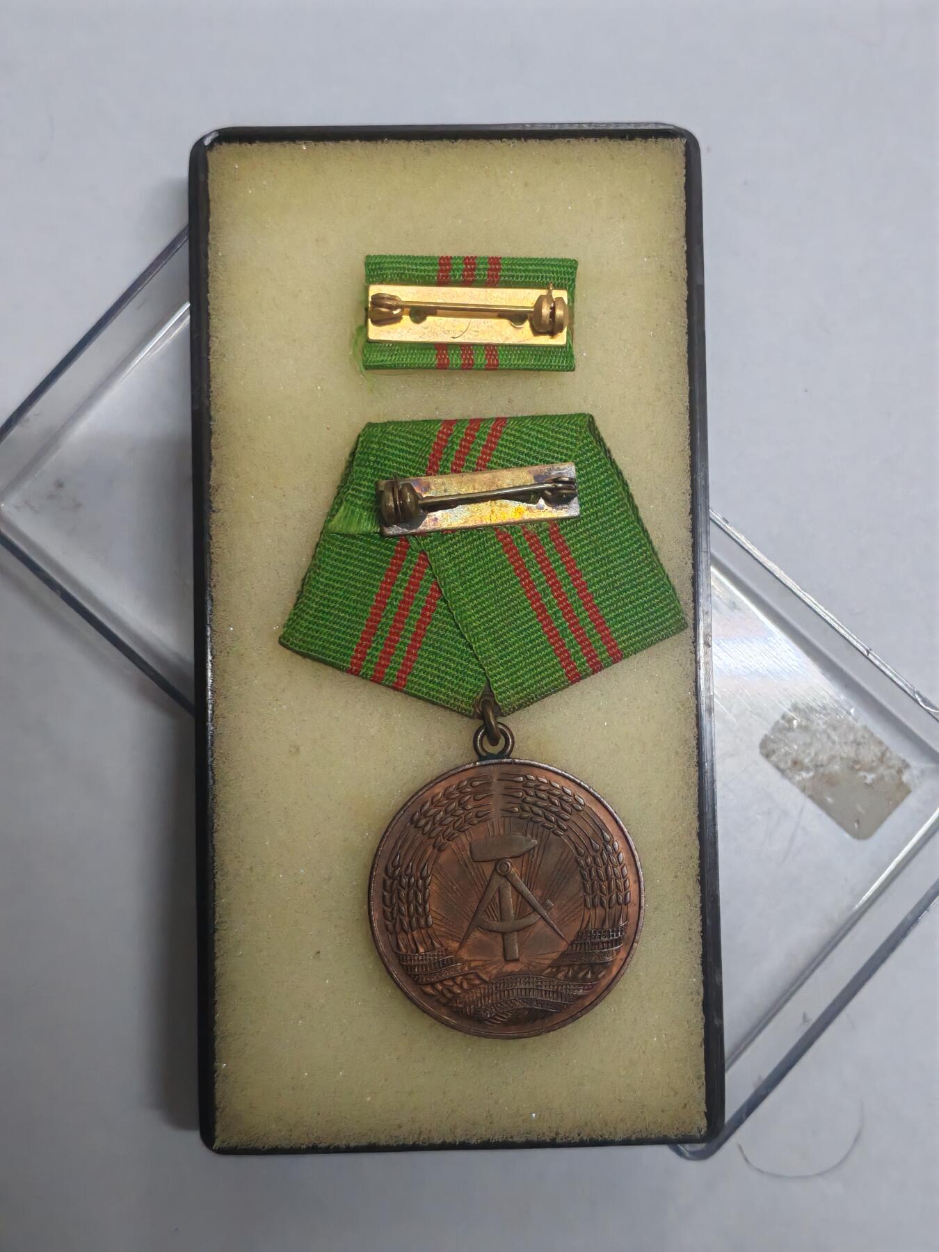 韵星假日拍卖第三十二期 -- Rimey Holidays Auction 32 民主德国铜级内务部忠诚服役奖章带原盒略 早期无国徽版本