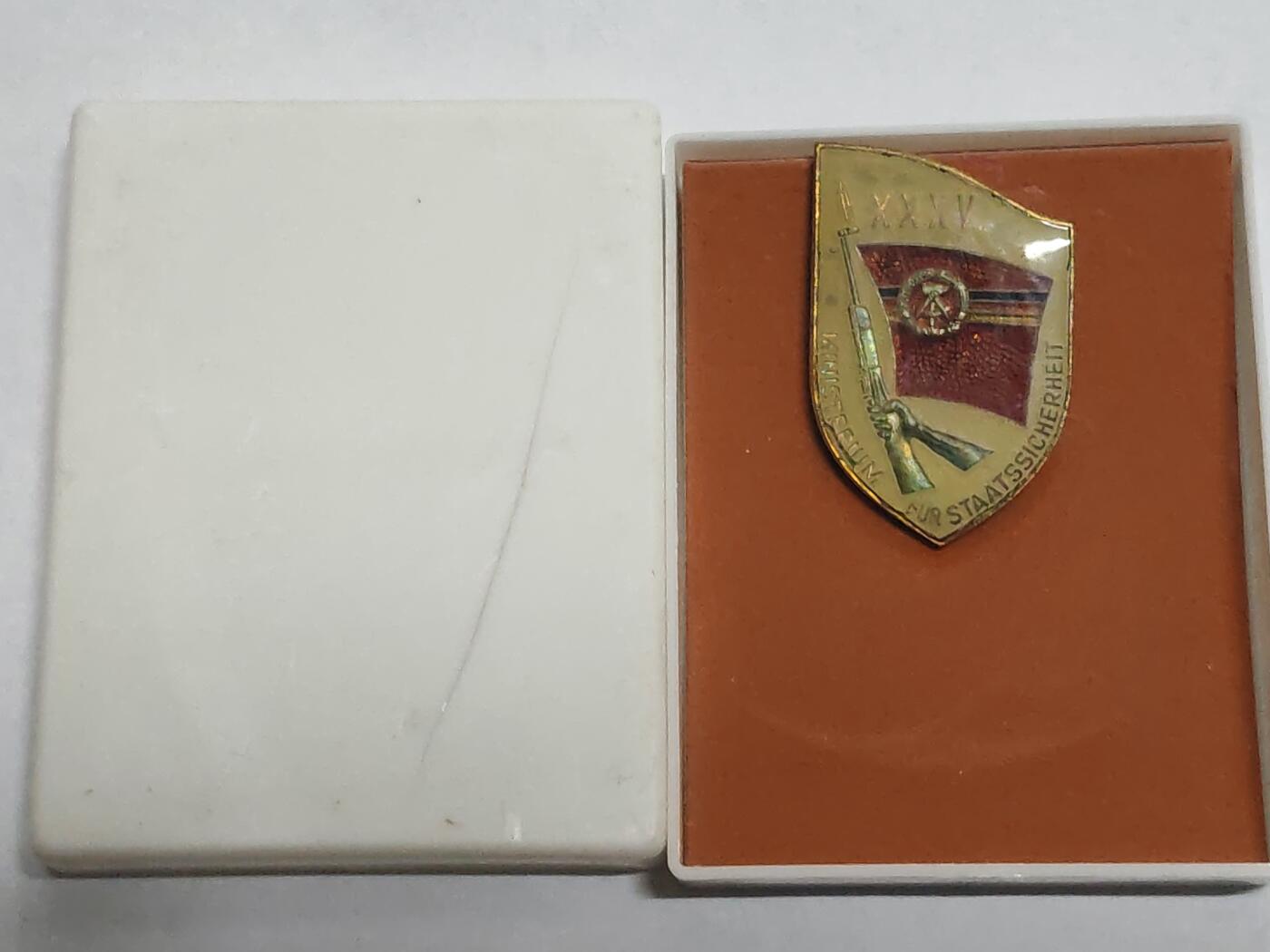 韵星假日拍卖第三十二期 -- Rimey Holidays Auction 32 民主德国史塔西三十五年证章带盒 好品 少见