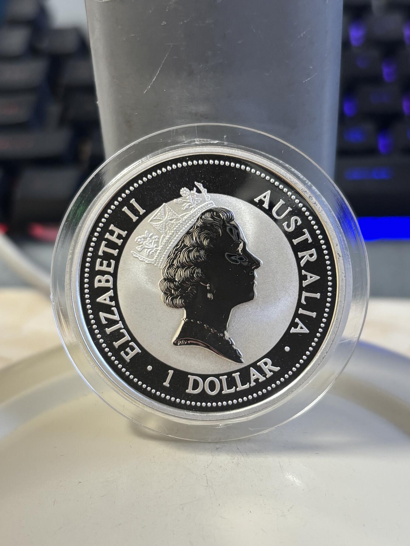 第186期拍卖 澳大利亚1997年翠鸟镶嵌0.5克黄金龙私印1盎司纪念银币原盒证书，999银。