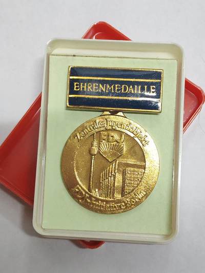 韵星假日拍卖第三十二期 -- Rimey Holidays Auction 32 - 民主德国fdj青年团荣誉成员奖章 带原盒 个头很大 青年团的少见种类