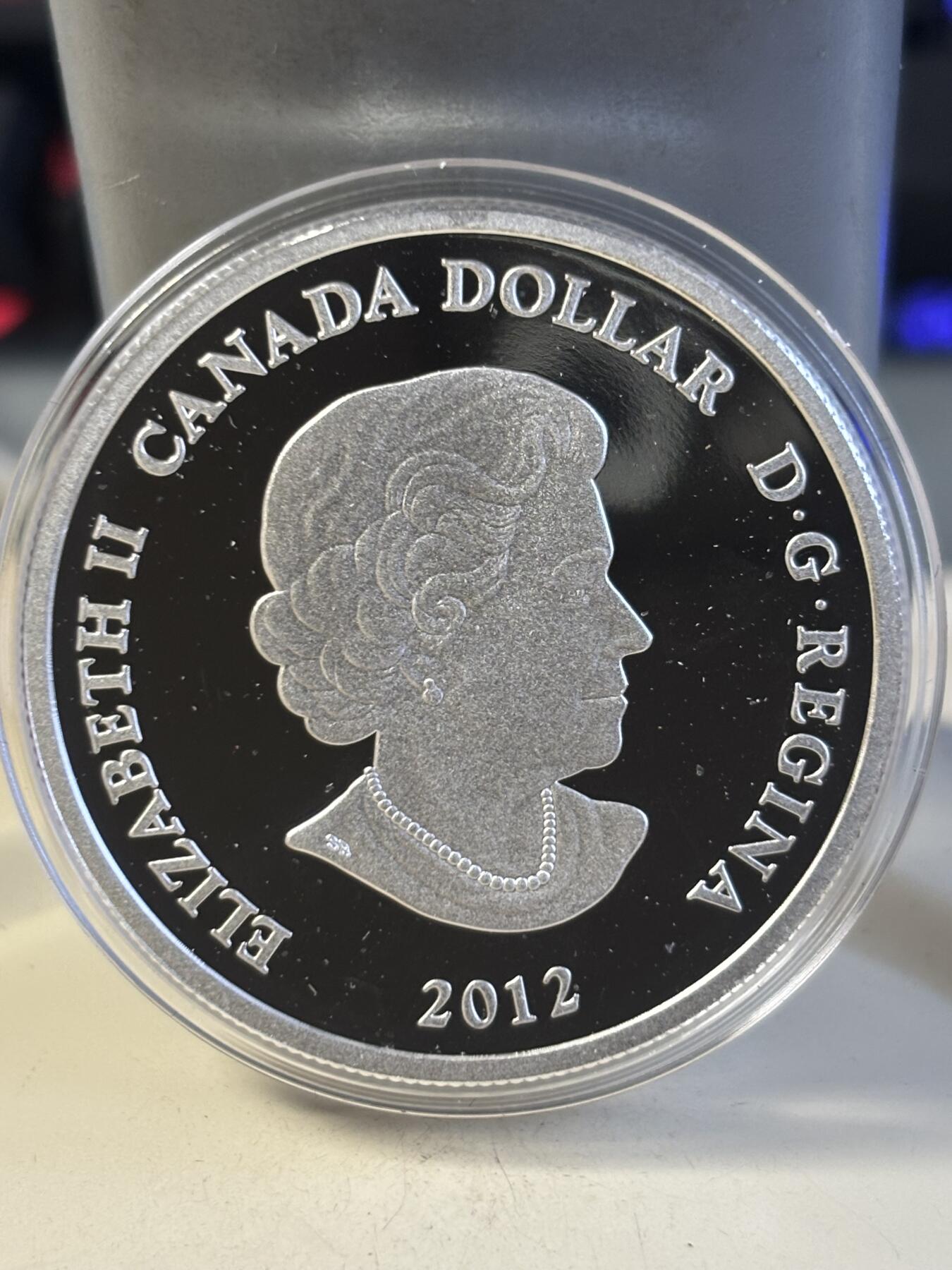 第186期拍卖 加拿大2012彩印潜水鸟标志性加元发行25周年1盎司银币，9999银，发行10000枚