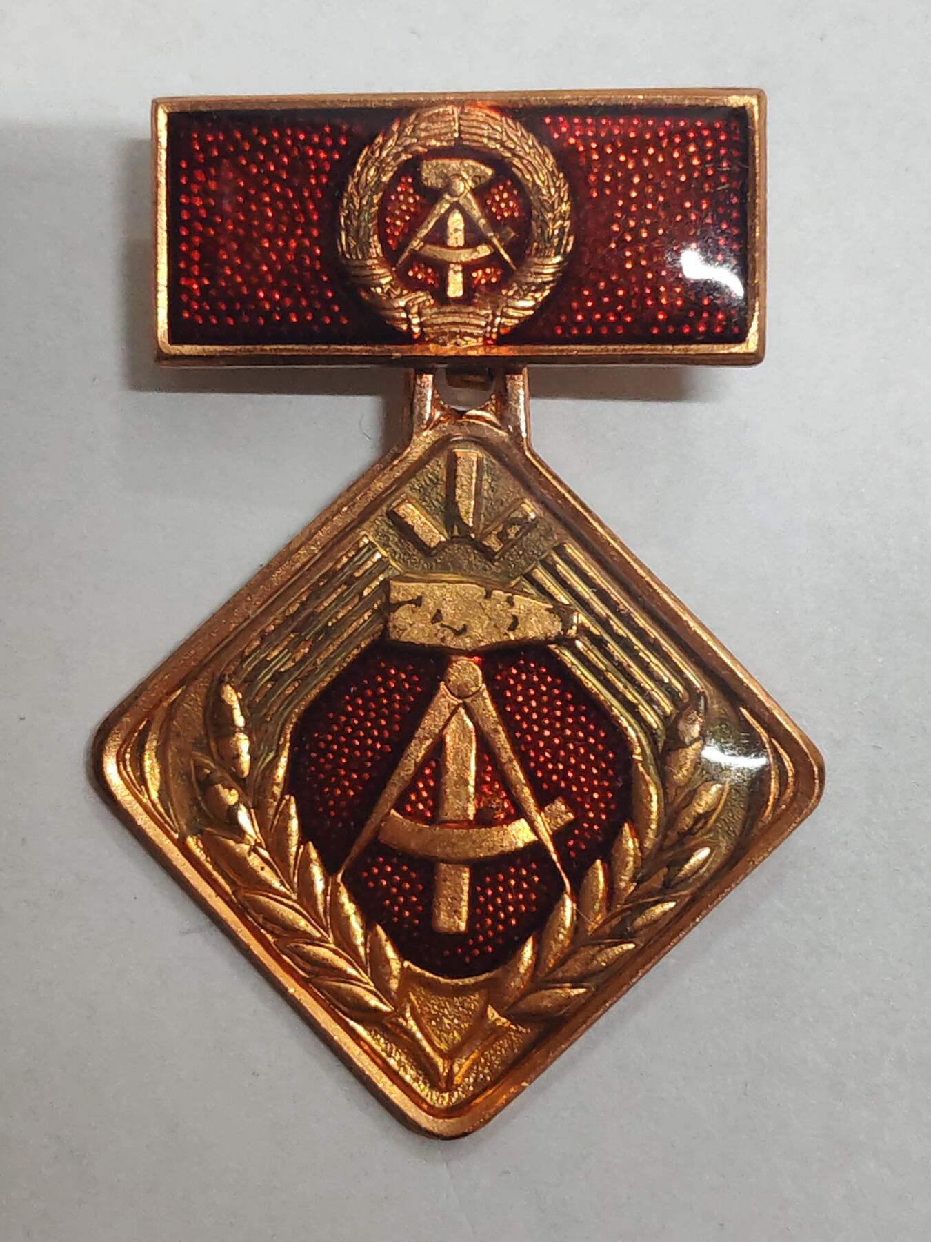 韵星假日拍卖第三十二期 -- Rimey Holidays Auction 32 民主德国个人劳动模范奖章