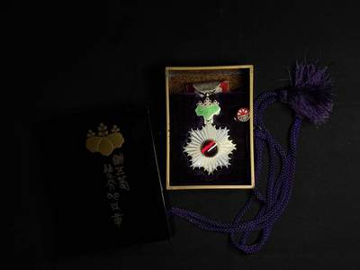 欢庆元旦！戎马世界章牌大赏第109期元旦大拍 - 勋五等旭日章，非常少见的外事版，明治末至大正早期， 正面六点钟珐琅有小裂纹 背面10点白色珐琅有修补，带双拼勋略