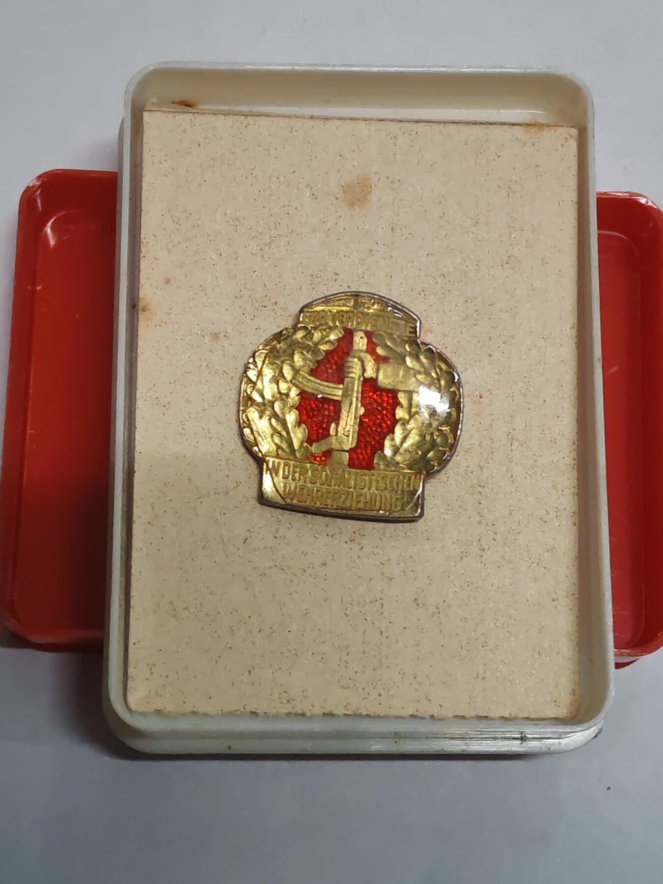 韵星假日拍卖第三十二期 -- Rimey Holidays Auction 32 民主德国为社会军事教育方面贡献证章 带原盒 库存品相 非常少见