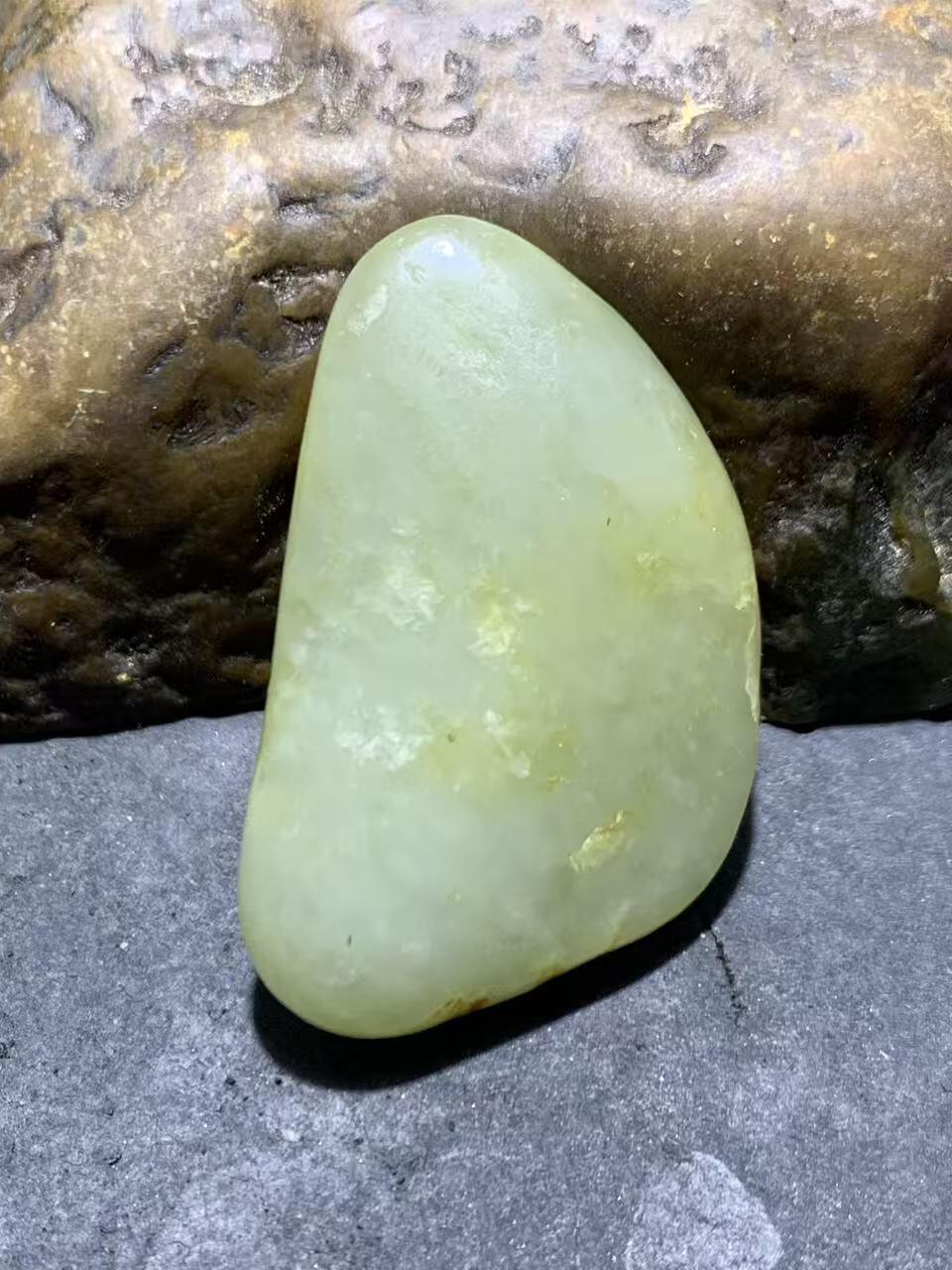 精美和田玉青白玉小独籽原石一颗