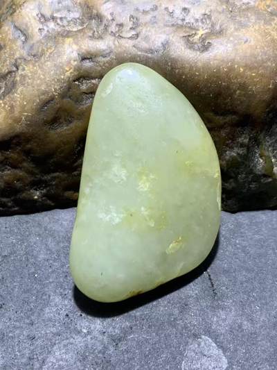 精美和田玉青白玉小独籽原石一颗 - 精美和田玉青白玉小独籽原石一颗