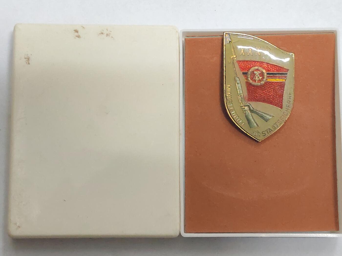 韵星假日拍卖第三十二期 -- Rimey Holidays Auction 32 民主德国史塔西三十五周年证章带盒 极品无损