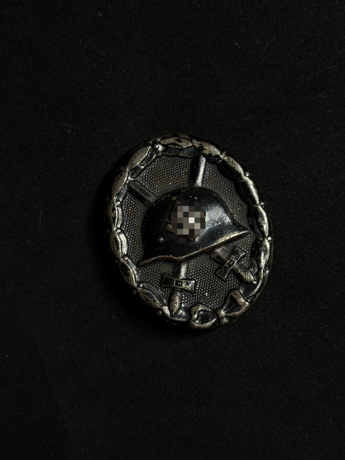 欢庆元旦！戎马世界章牌大赏第109期元旦大拍 铭记历史，珍爱和平！德国二战黑色战伤奖章，漆面有损