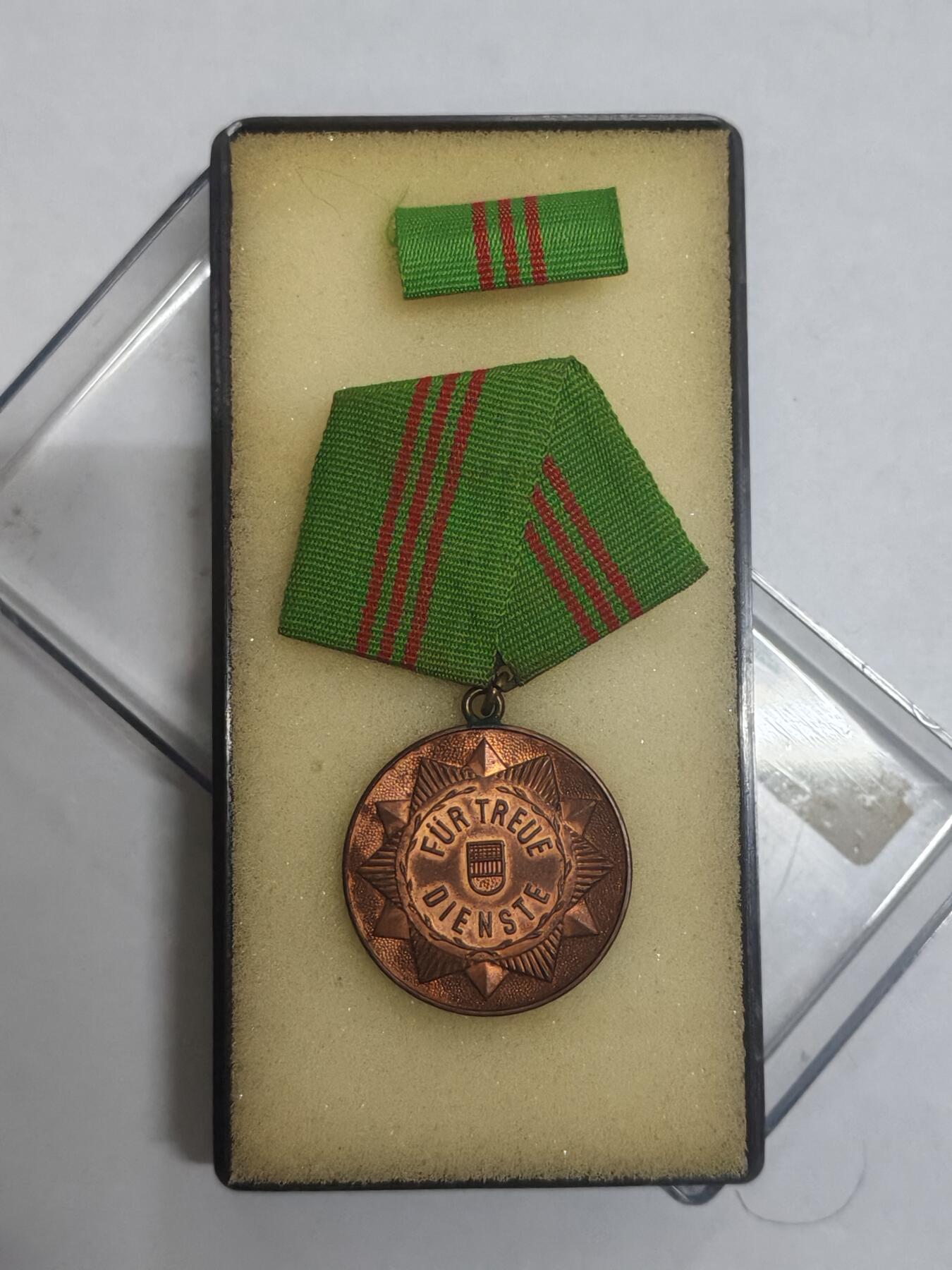 韵星假日拍卖第三十二期 -- Rimey Holidays Auction 32 民主德国铜级内务部忠诚服役奖章带原盒略 早期无国徽版本