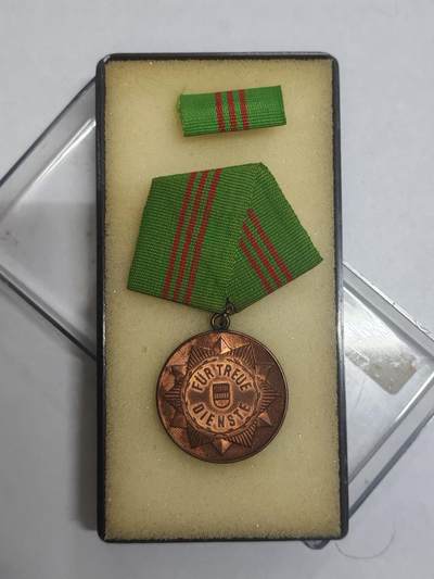 韵星假日拍卖第三十二期 -- Rimey Holidays Auction 32 - 民主德国铜级内务部忠诚服役奖章带原盒略 早期无国徽版本