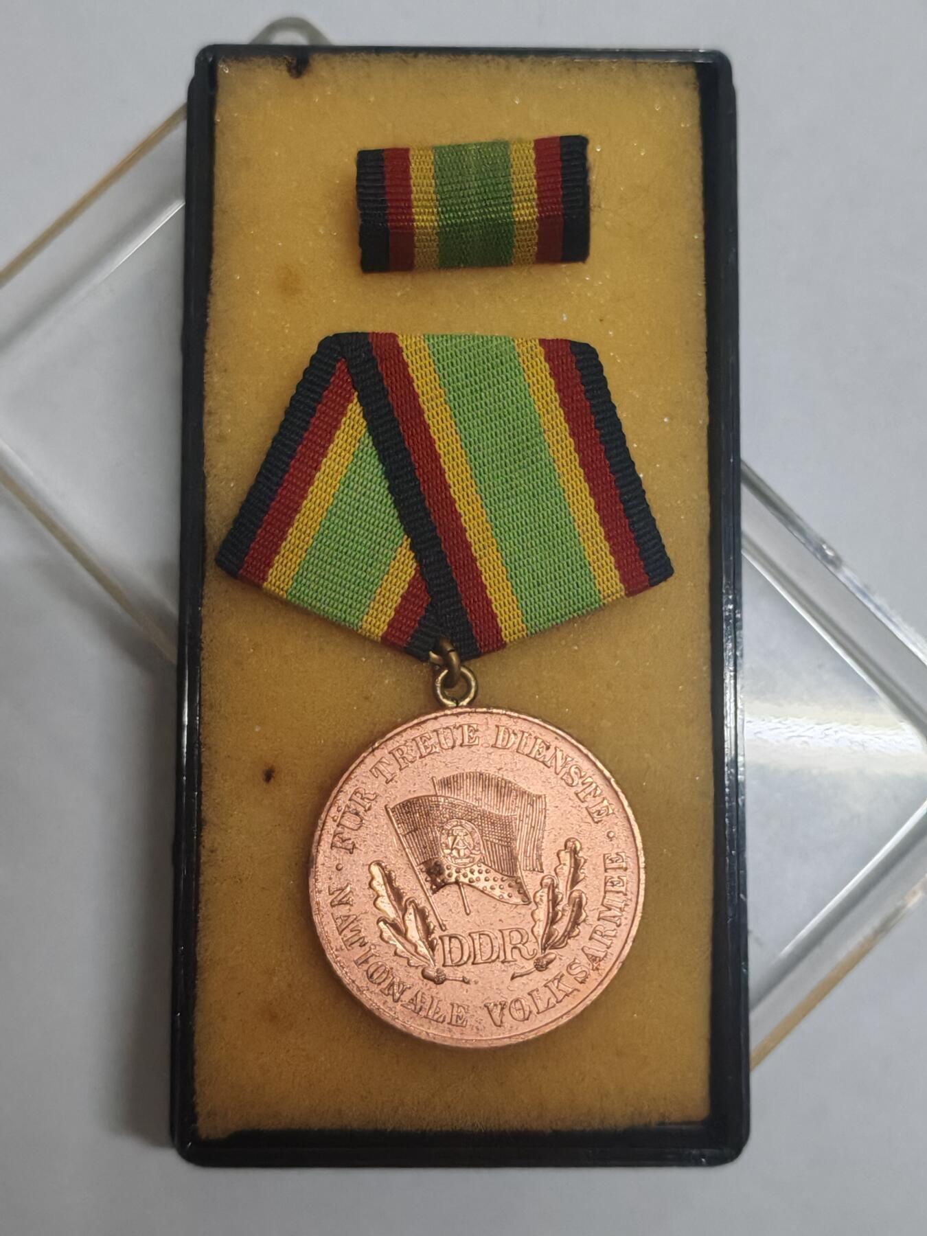 韵星假日拍卖第三十二期 -- Rimey Holidays Auction 32 民主德国铜级人民军圆满服役奖章带原盒略